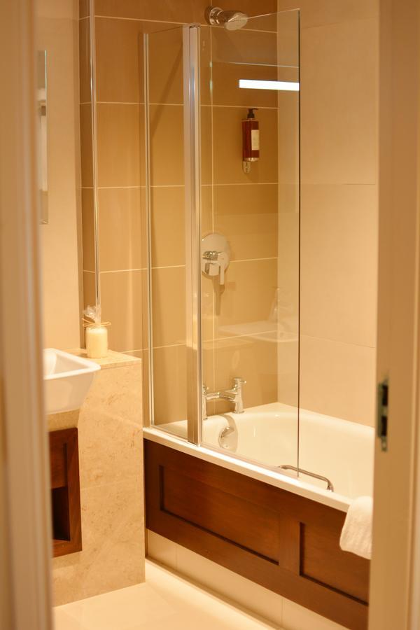 Rooms At Rue Omagh Bagian luar foto